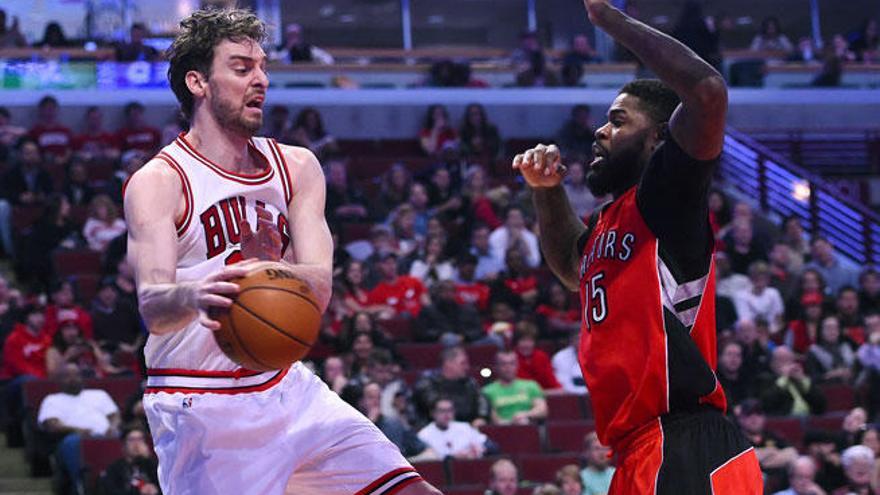 Pau Gasol controla el balón para los Bulls.