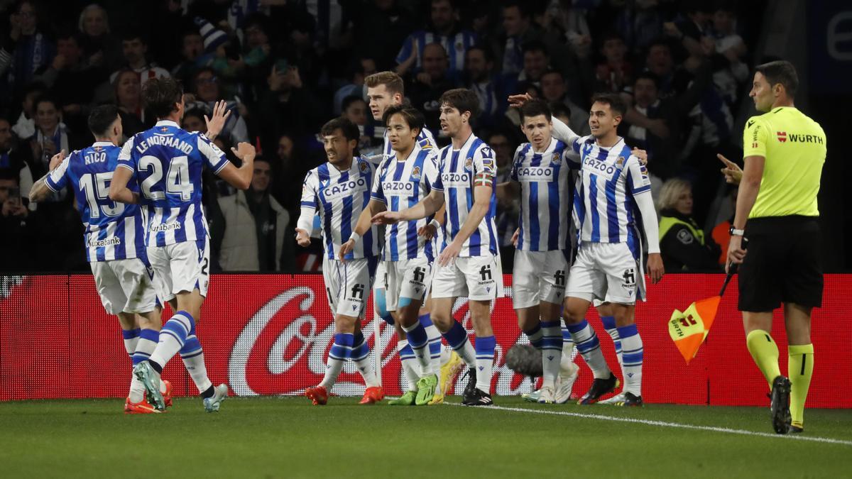 Los jugadores de la Real celebran el gol de Sorloth ante el Athletic.