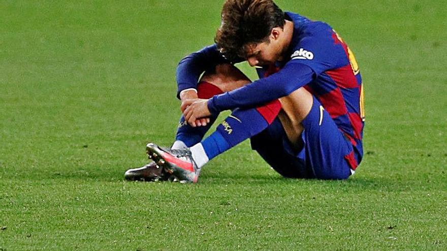 Riqui Puig se lamenta en el terreno de juego.