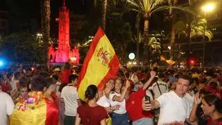 La fiesta de la victoria de España no para en la plaza de los Luceros de Alicante