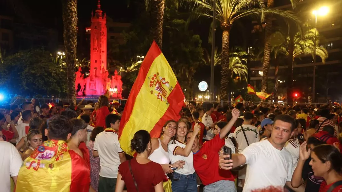 La fiesta de la victoria de España no para en la plaza de los Luceros de Alicante
