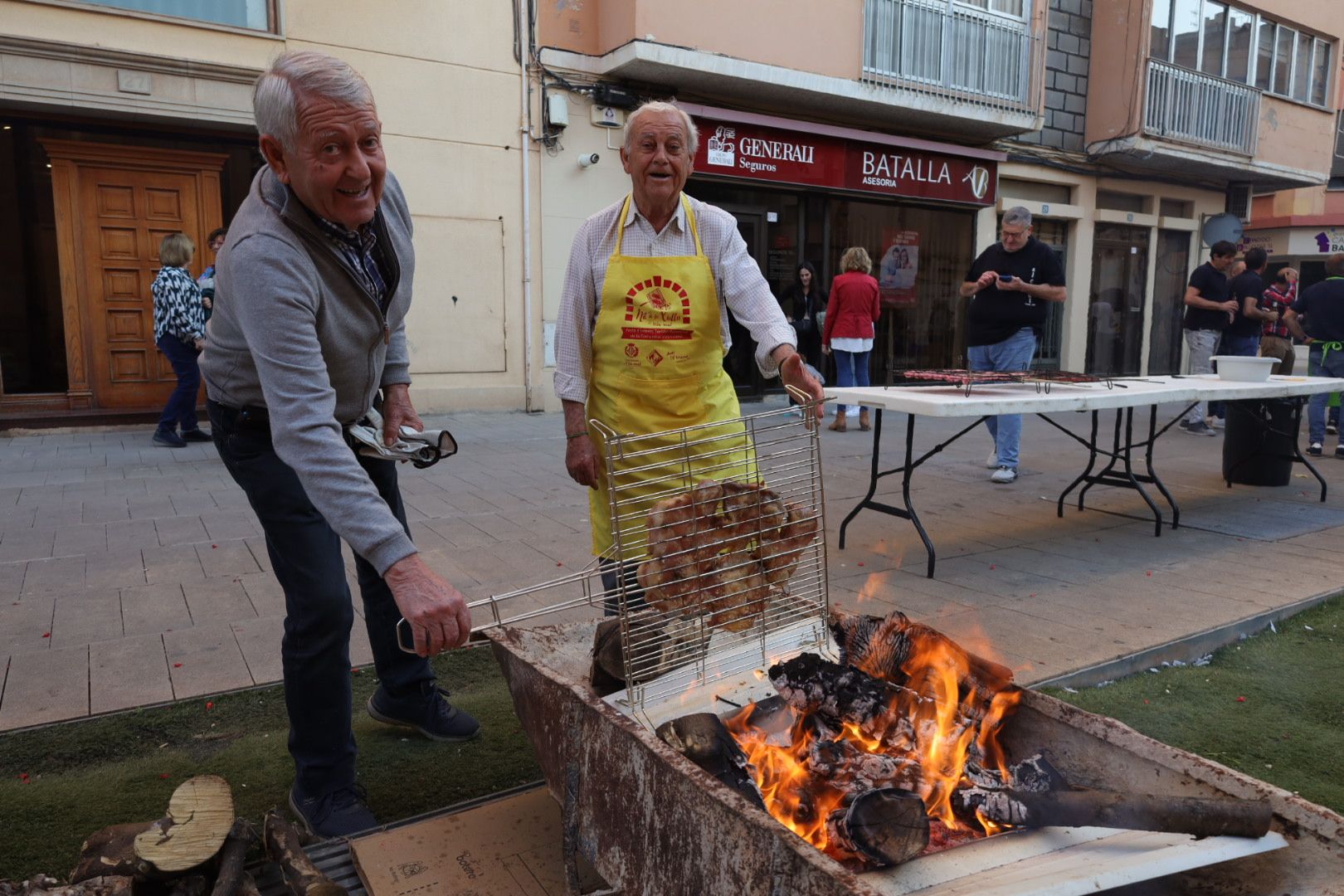 FOTOGALERÍA I Las imágenes de la Nit de la Xulla y del encuentro de elaboración de allioli de las fiestas de Vila-real
