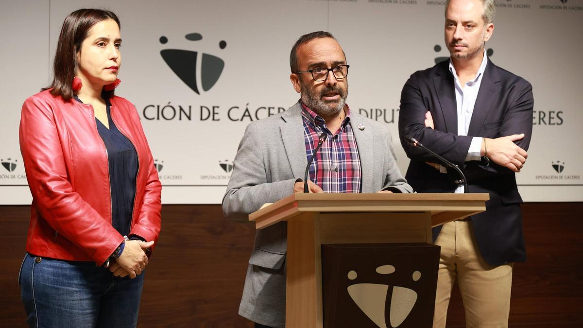 De izquierda a derecha:  la diputada de Medio Ambiente y Transición Ecológica, Angélica García, el mandatario de la Diputación de Cáceres, Miguel Ángel Morales, y el presidente de la Federación Extremeña de Caza, José María Gallardo.