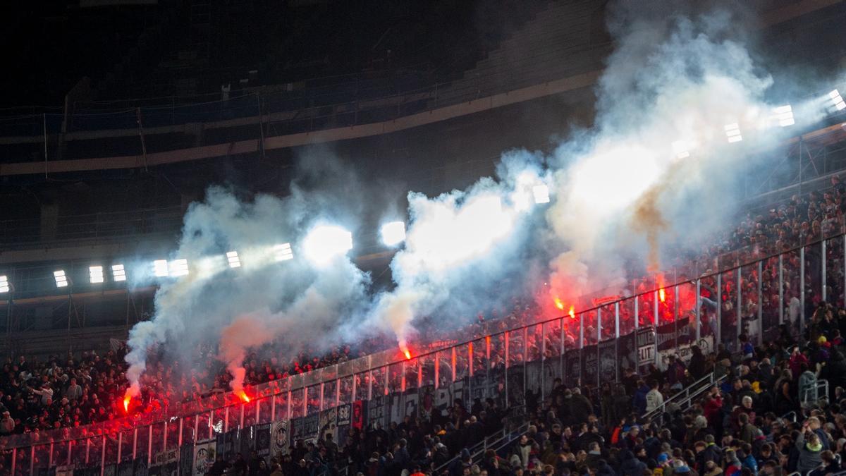 Bengalas en la zona de los seguidores del Eintracht, en el Camp Nou.