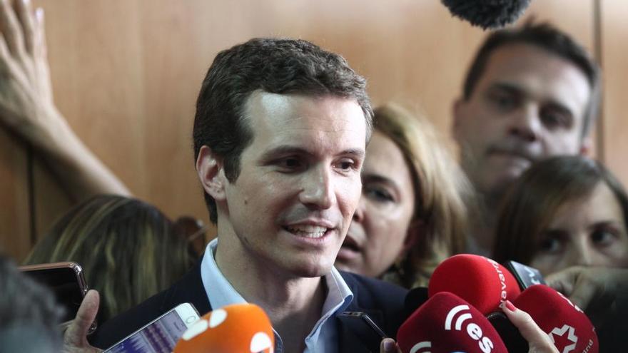 El candidato del PP Pablo Casado atiende a los medios tras votar en las primarias en la mesa electoral del distrito de Salamanca.