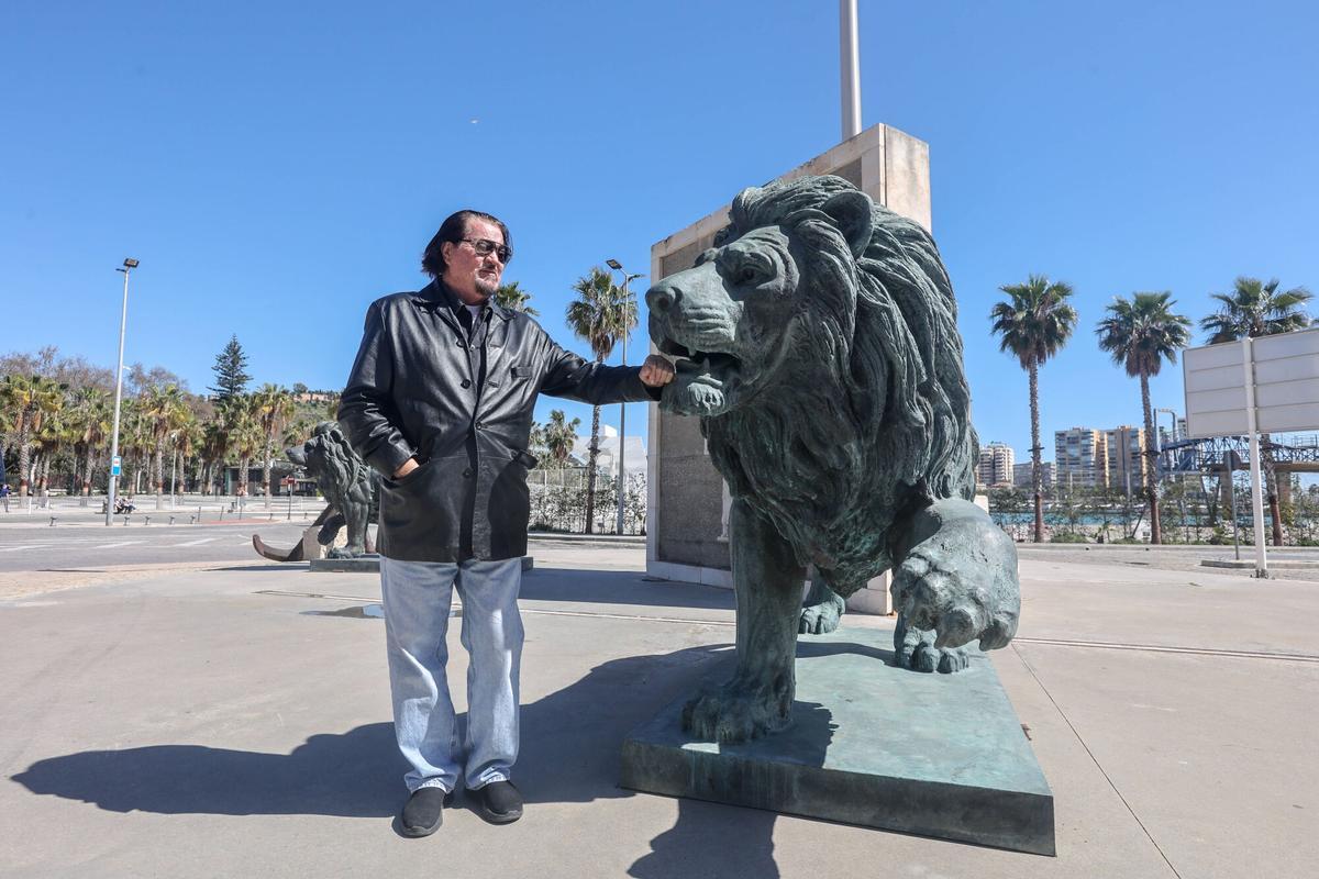 Traslado y montaje de dos leones que forman parte del grupo escultórico donado por Ginés Serrán al Puerto de Málaga y que incluye un Neptuno y un Venus gigantes