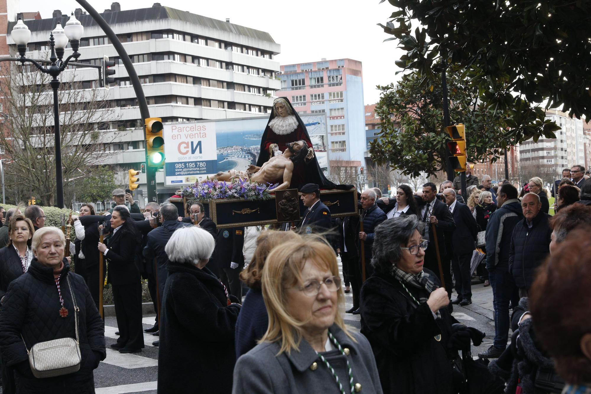 En imágenes: así fue el traslado de la Piedad en Gijón