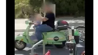 Detenido en Barcelona por circular sin casco, manipulando un móvil y dejando que una menor condujera la moto