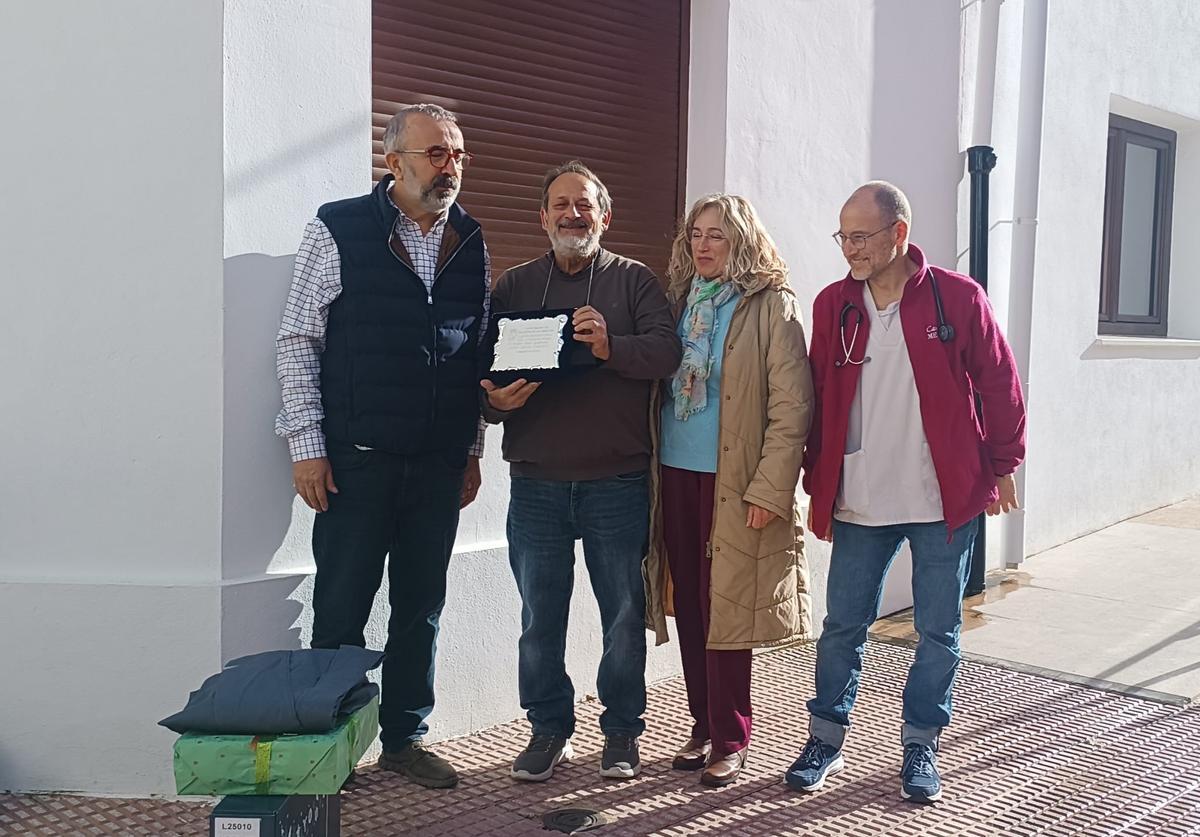 Grau con el alcalde y responsables del consultorio.