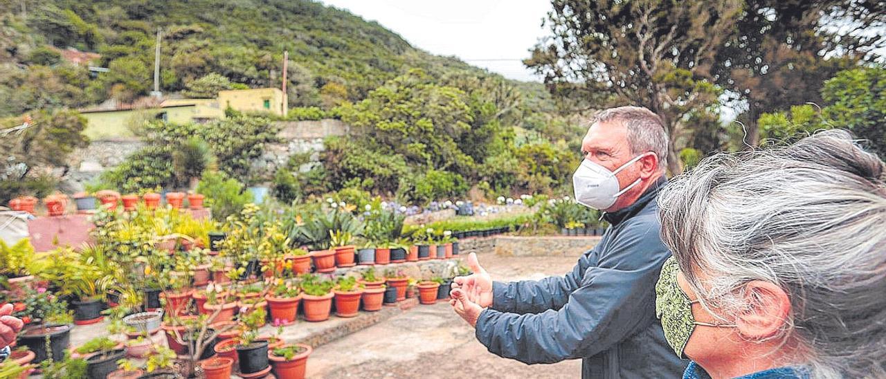 Aníbal y Eva, de Paiba, lamentan que la instalación del agua esté a escasos metros de sus viviendas y se les niegue el servicio. Piden que le reconozcan su propiedad como asentamiento rural.