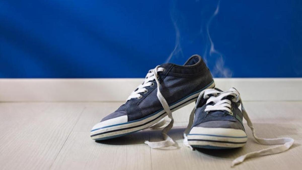 Truco para eliminar el mal olor de zapatos y zapatillas