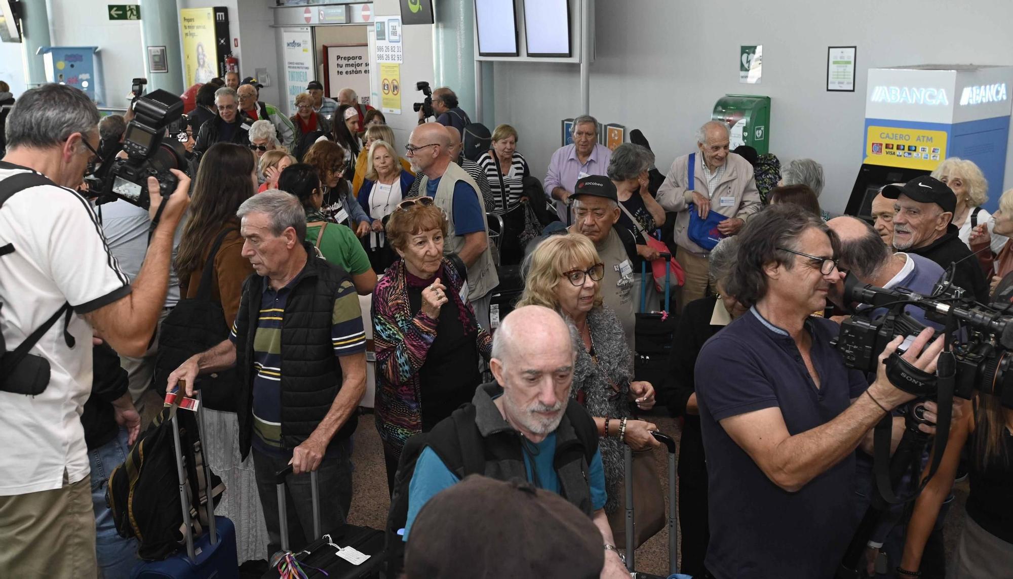 El centenario Gonzalo Nodal, entre los 200 emigrantes gallegos que vuelven a la tierra que les vio nacer