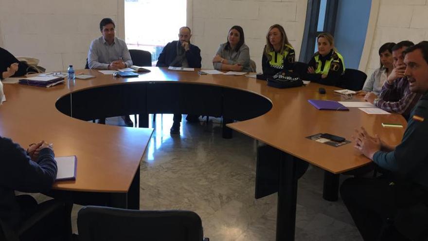 Reunión con responsables de la Policía Local, la Guardia Civil y los centros educativos.