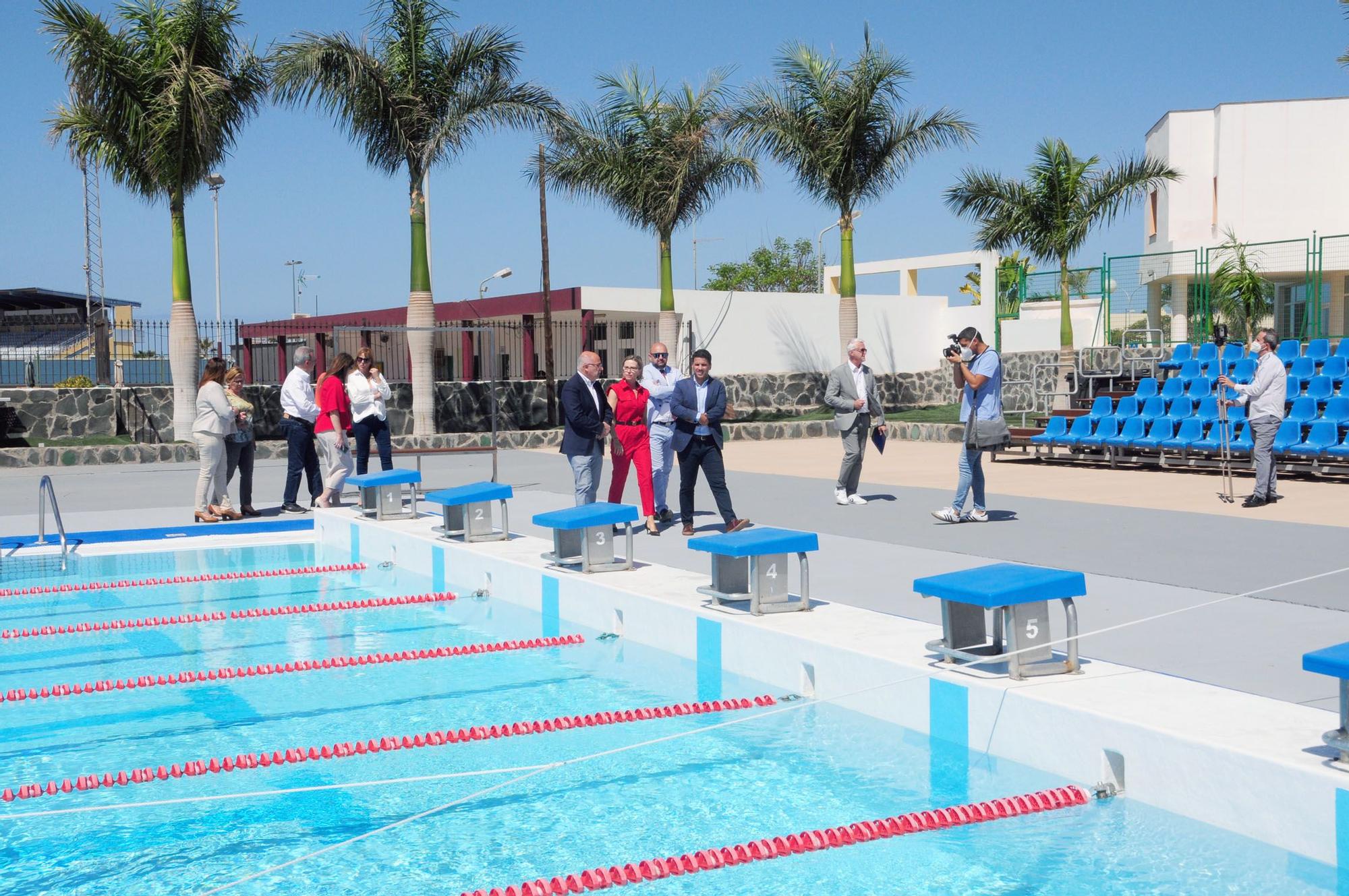 El presidente del Cabildo, Antonio Morales, la alcaldesa de San Bartolomé de Tirajana, Conchi Narváez, el concejal de Deportes, Samuel Henríquez y el consejero de Turismo de Gran Canaria, Carlos Álamo,  durante la inauguración de la piscina.