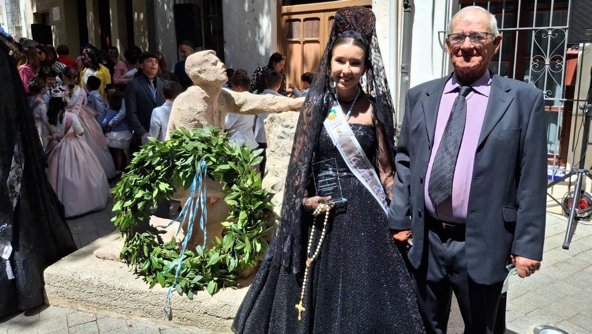 Isabella y su abuelo, Joaquín Giner, ante el monumento a El Riberer