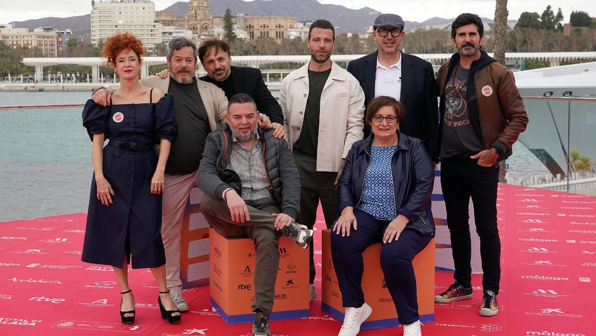 El equipo de 'Por tus muertos' en el festival de Málaga, con el director Sayago Ayuso (sentado)