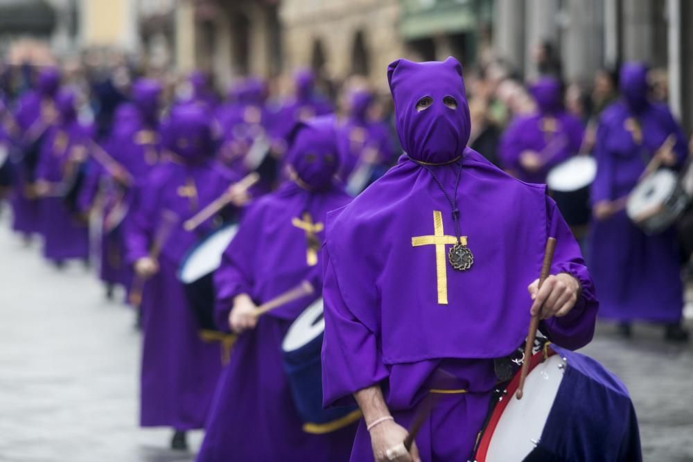 Desenclavo y procesión del Santo Entierro en Avillés