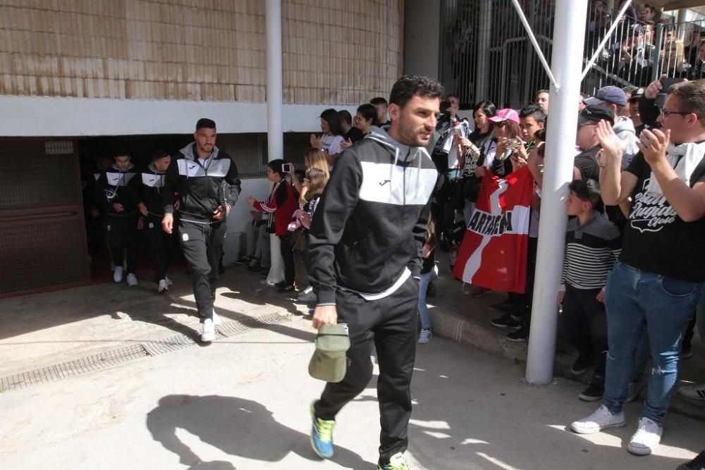 Salida de los jugadores y las peñas del FC Cartagena hacia Murcia para el derbi