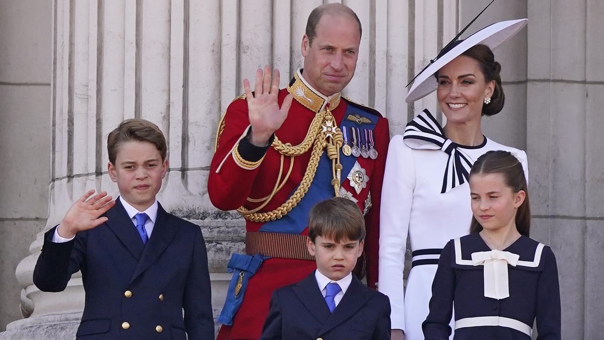 El príncipe Guillermo, la princesa Kate y sus hijos en el balcón de Buckingham Palace.