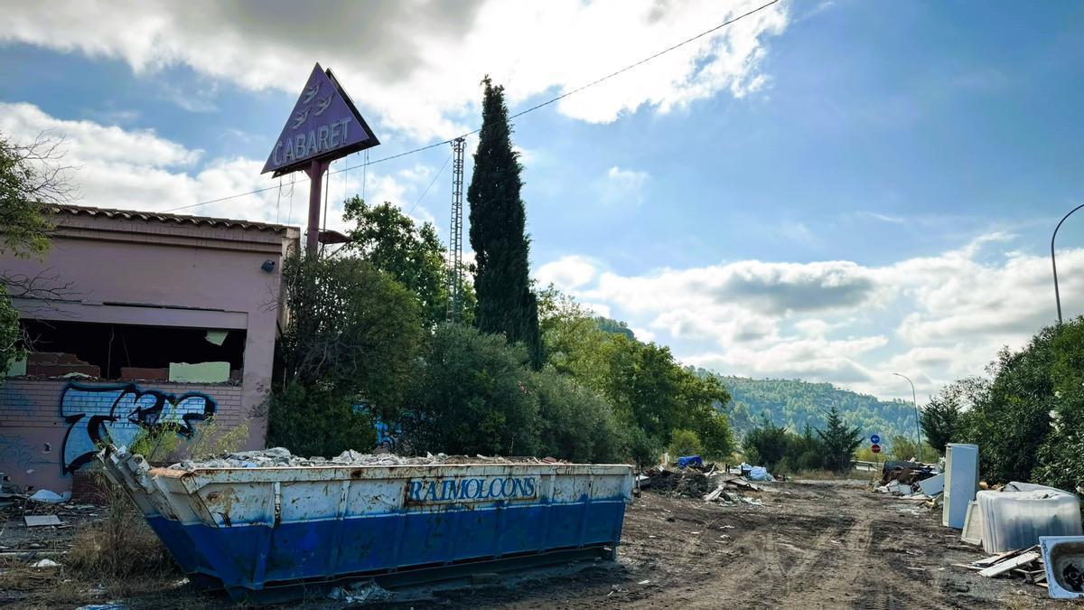 Aquest divendres ja s'apreciava la neteja feta entorn del club Cabaret, conegut com Las Palomas
