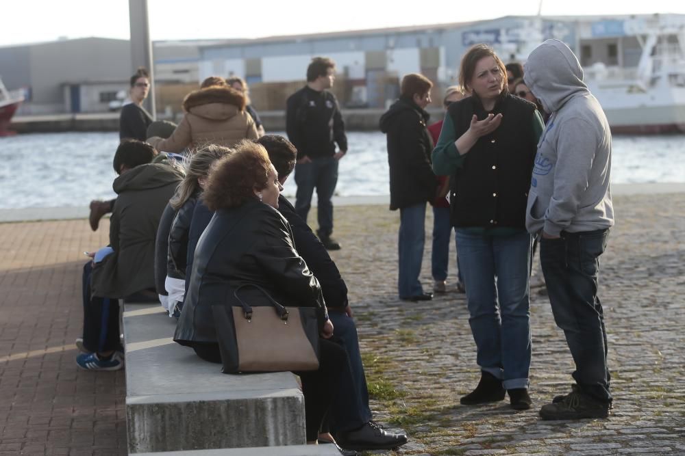 Amigos de Alexis Macía participantes en el rastreo localizaron el cadáver sobre la arena, cerca de la proa del pesquero hundido "Mar de Marín"