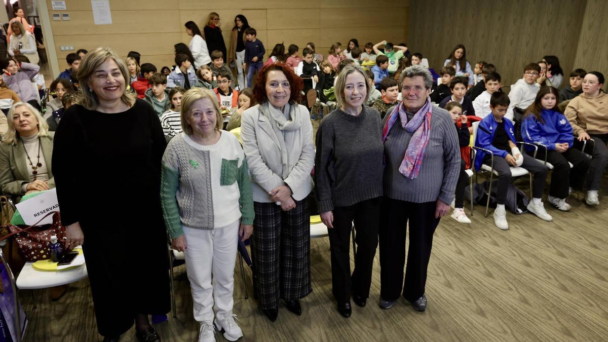 Rosana Fernández, Amparo Antuña, Cecilia Fernández, Beatriz Coto (directora de la Agencia Asturiana de Cooperación) y María Díaz, alcaldesa de Yernes y Tameza, al inicio del acto, en Oviedo.