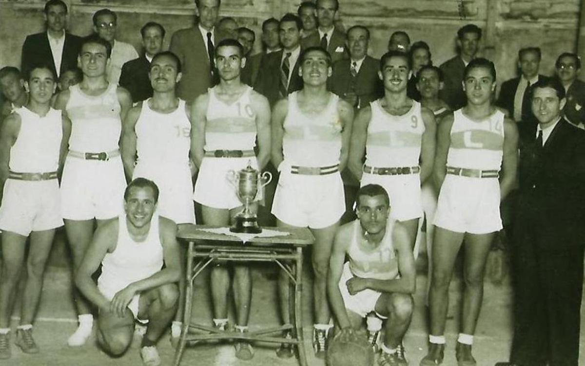 Una imagen del equipo del Laietà, que se proclamó campeón de Copa en la final de 1942  ante el Barça