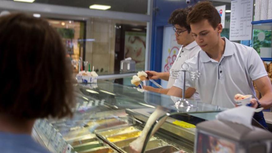 Las heladerías han tenido bastante clientela este fin de semana.  | JOSÉ MIGUEL CALVO