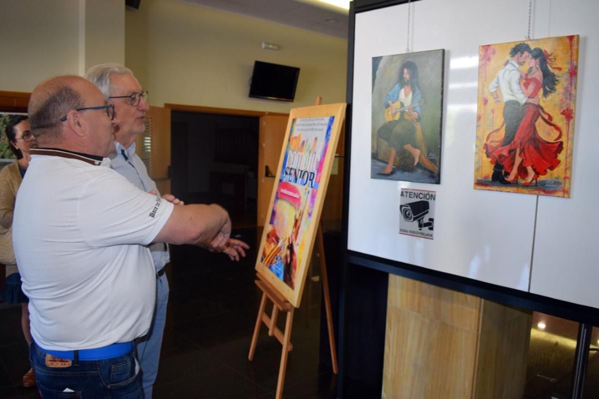 La exposición con las obras realizadas por los participantes en las clases de pintura del programa de envejecimiento activo.