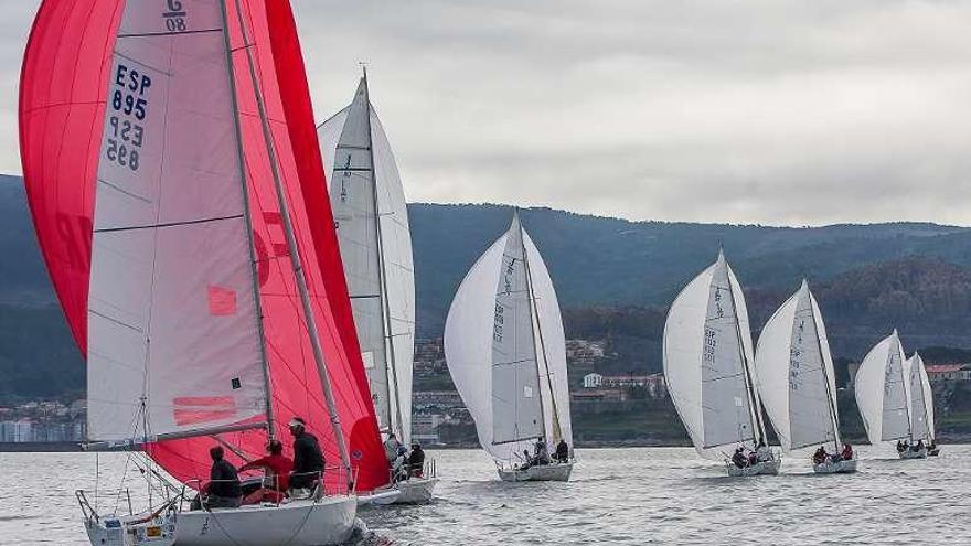 Una de las mangas de J80 disputadas ayer en Baiona. // Rosana Calvo