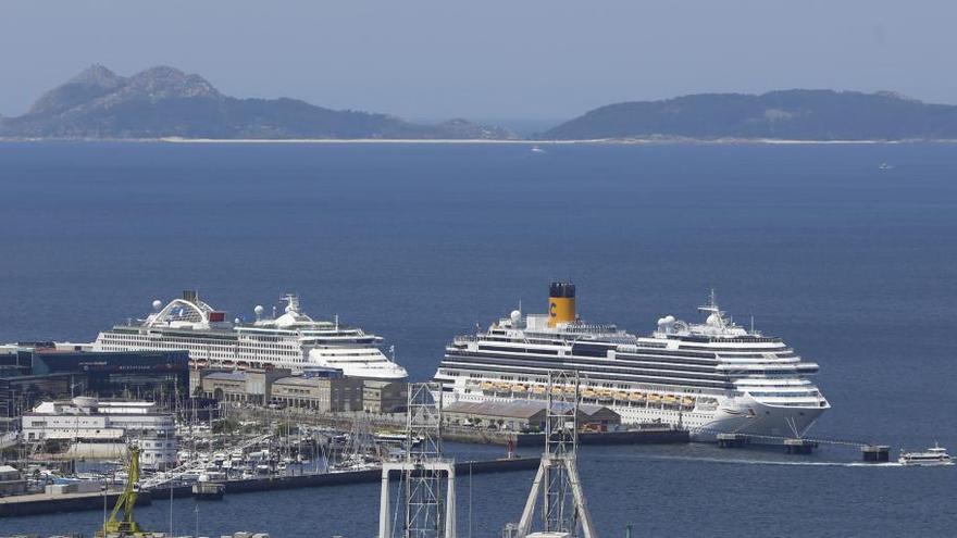 Dos cruceros hacen escala en Vigo, hace dos semanas // Ricardo Grobas