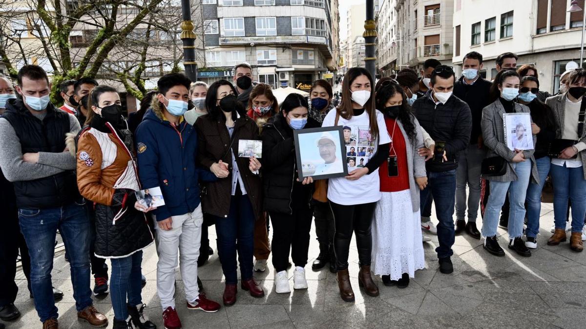 Familiares de los tripulantes, durante una concentración en la Alameda de Marín. |   // RAFA VÁZQUEZ