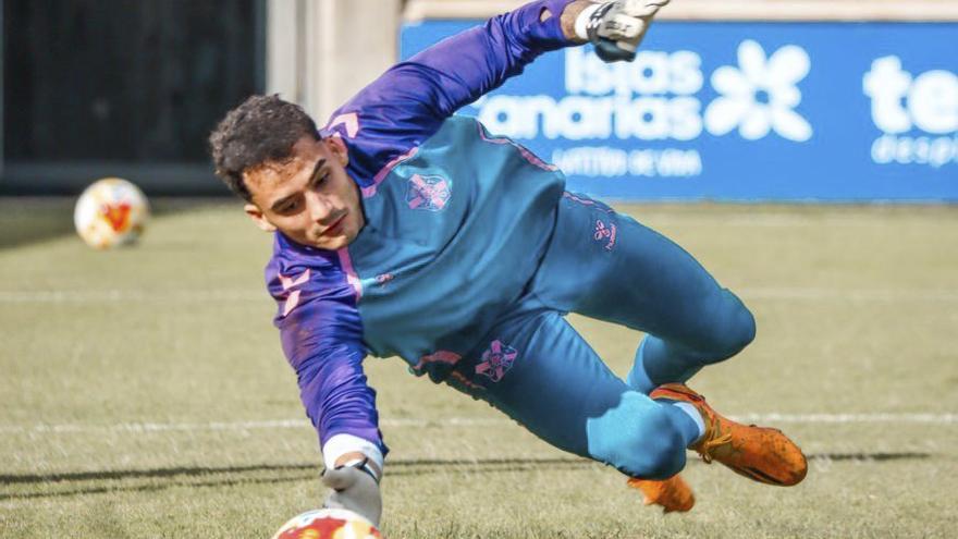 Sergio Aragoneses, en un entrenamiento del Tenerife B.