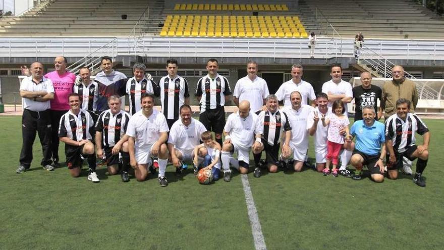 Los equipos del Veteranos Antela y Asociación O Afiador, ayer en el campo de Oira. // Jesús Regal