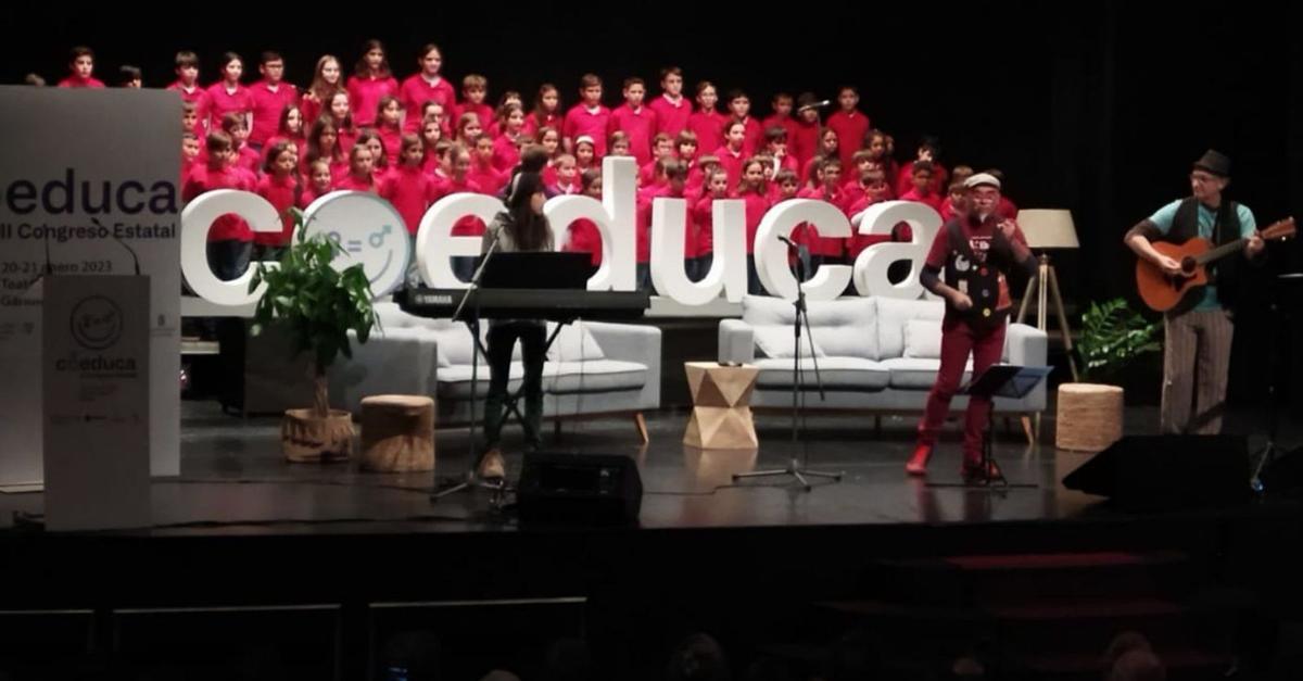 Actuació del cor del CEIP Alborxí d’Alzira amb Dani Miquel.