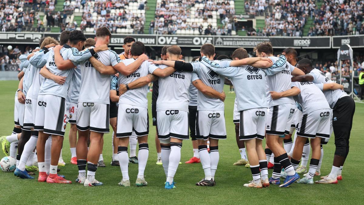 Piña de los jugadores del Castellón en los minutos previos al último encuentro en el SkyFi Castalia.