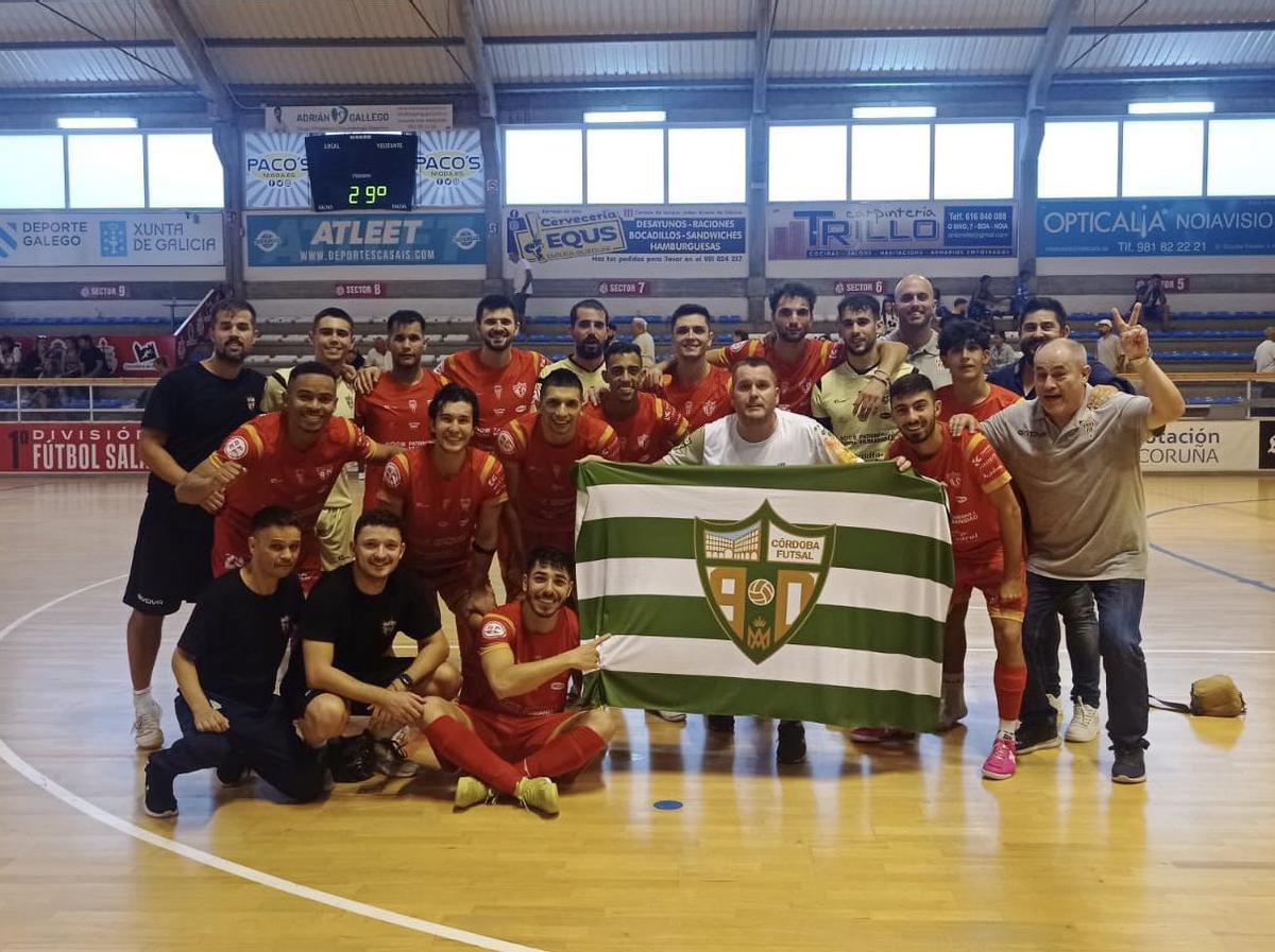 Los jugadores posan en el Agustín Mouris con un aficionado cordobés desplazado.