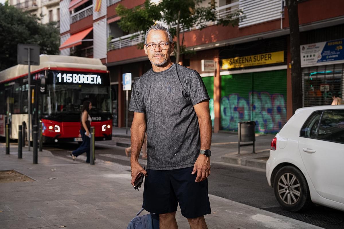 Roberto Gavidia, tras bajar de bus alternativo por el corte de la L1 del metro.