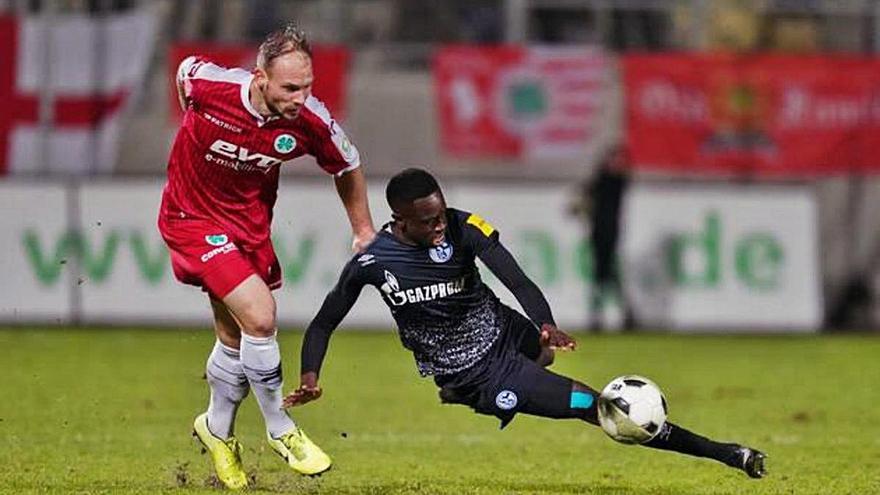 Omar Saho, en acció durant un partit amb el filial del Schalke 04.