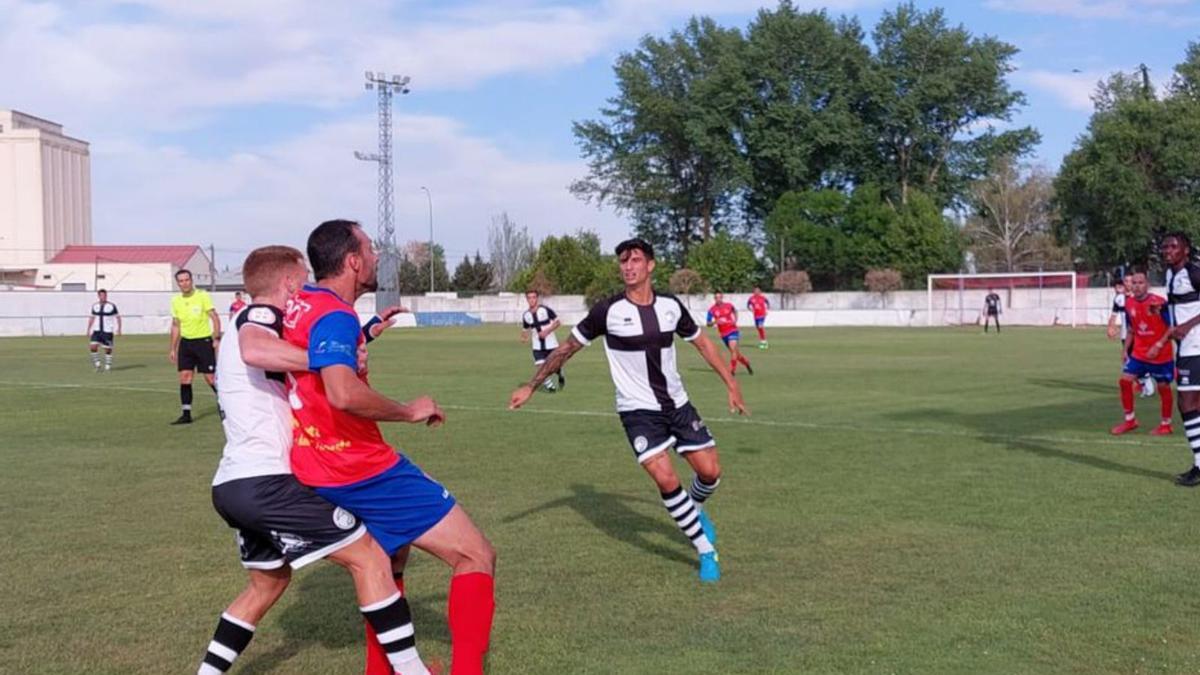 Un jugador “tomatero” busca controlar el cuero, ayer. | C. G. R.