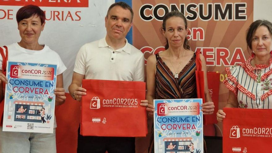 Begoña Fernández, Iván Fernández, Dori Hevia y Rocío Martínez, en la presentación de la nueva campaña. | A. C.