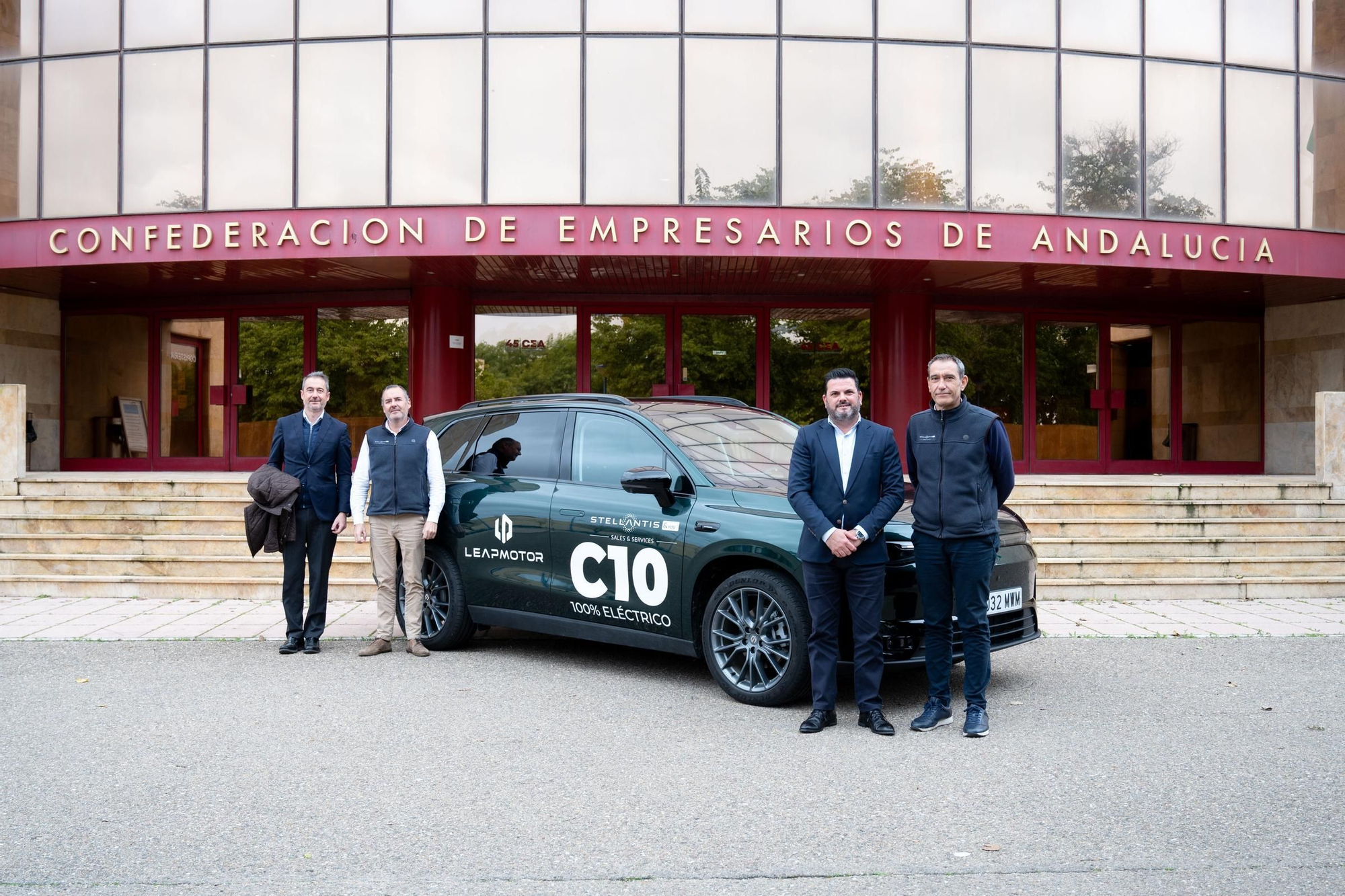 Representación de LEAPMOTOR STELLANTIS &YOU SEVILLA junto al vehículo expuesto a la entrada de la CEA