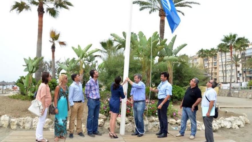 El alcalde de Estepona, José María García Urbano, ha izado hoy la bandera azul de la playa de La Rada.