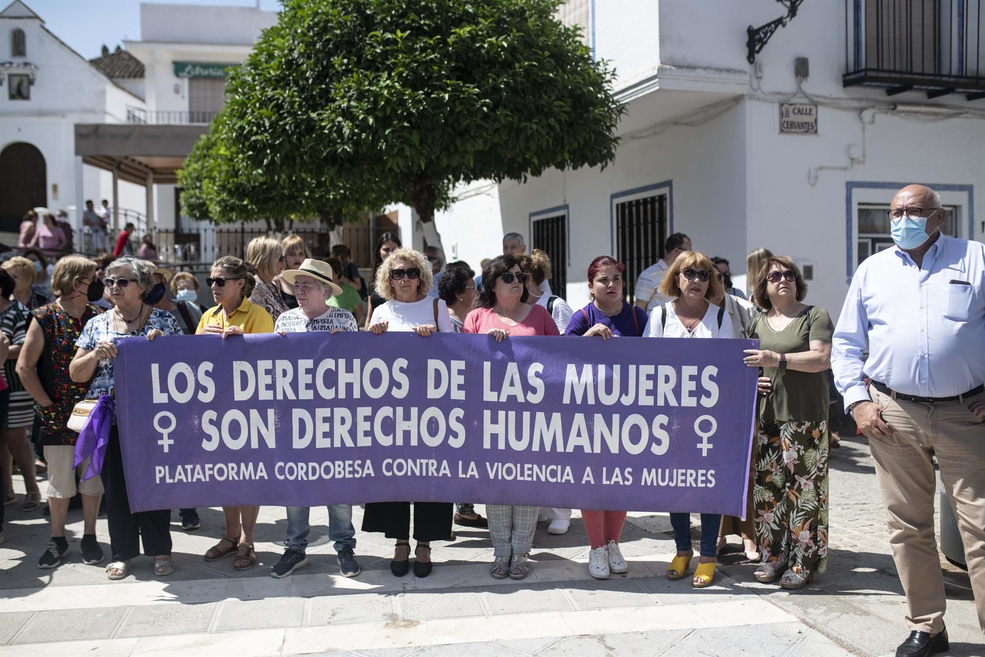 Concentración en Montemayor (Córdoba) para condenar el crimen de Florina, la joven temporera de 26 años que fue asesinada presuntamente por su pareja