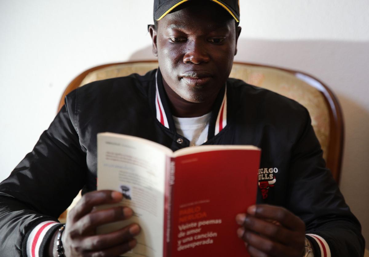 Ale, el senegalés que lee a Neruda, cumple sus sueños 7 años después de llegar en patera a Canarias Ale, el senegalés que lee a Neruda, cumple sus sueños 7 años después de llegar en patera a Canarias