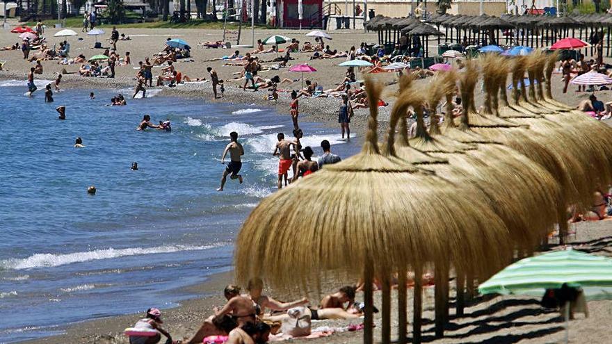 La playa de La Malagueta, ayer, en el tercer día de la fase 2 de la desescalada, con numerosos malagueños dándose un baño.