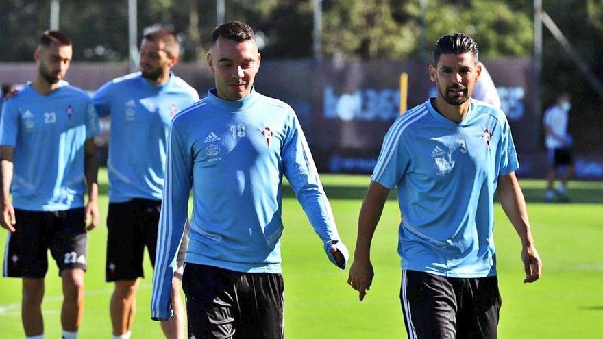 Aspas y Nolito, con Brais y Okay en segundo plano, al final de la sesión matinal de entrenamiento celebrada ayer por el Celta en A Madroa.