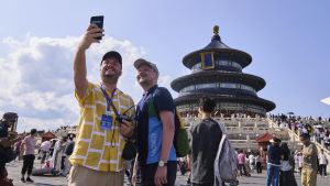 Unos turistas se hacen un selfie frente al Templo del Cielo de Pekín, el pasado 15 de junio.