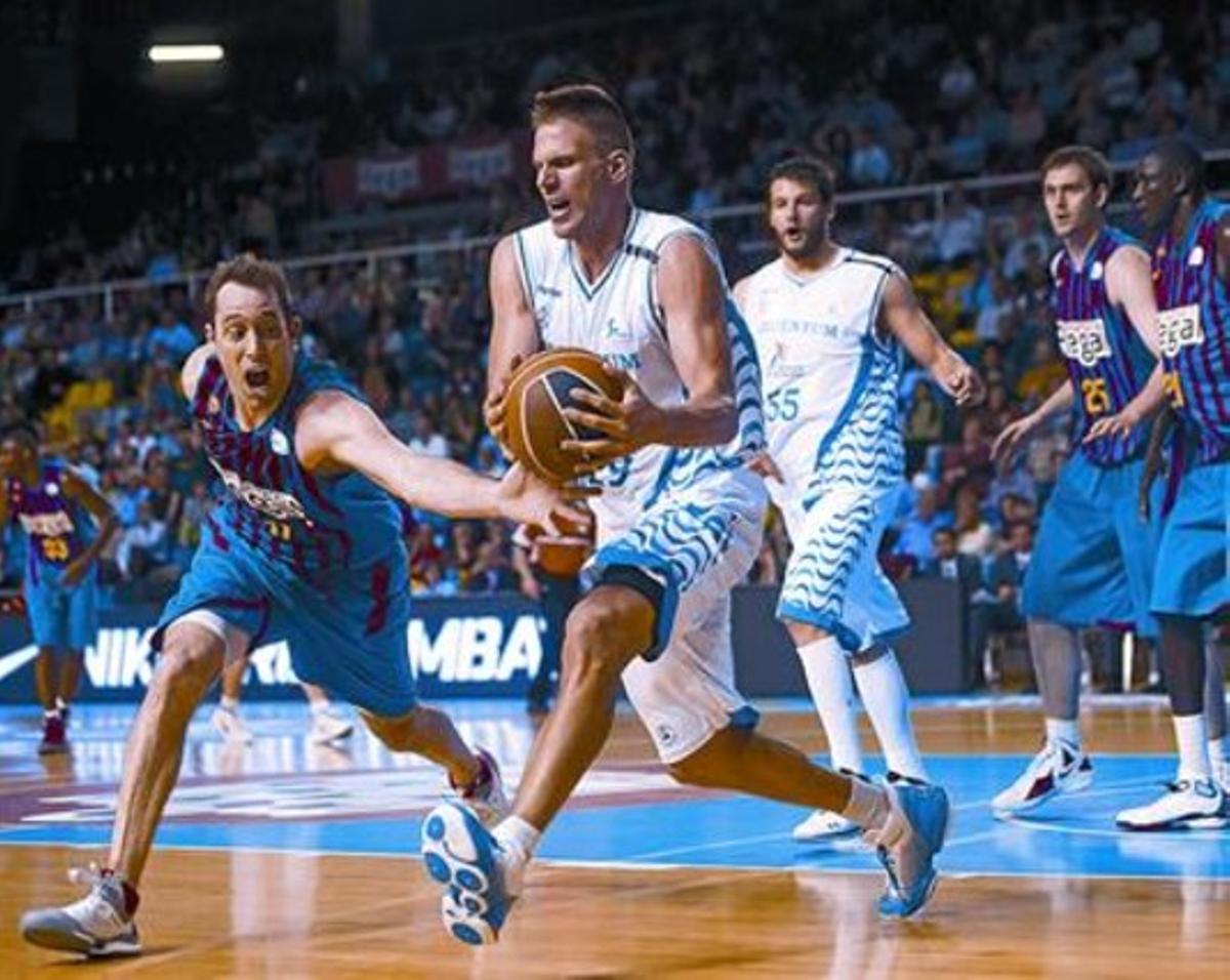 Eidson trata de frenar el ataque de Stojic, anoche en la clara victoria del Barça frente al Lucentum.