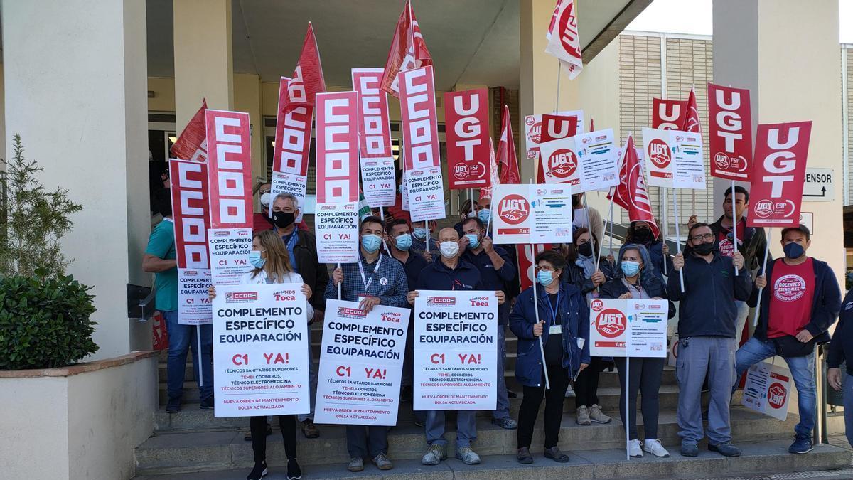 Concentración de los sindicatos a las puertas del complejo sanitario.